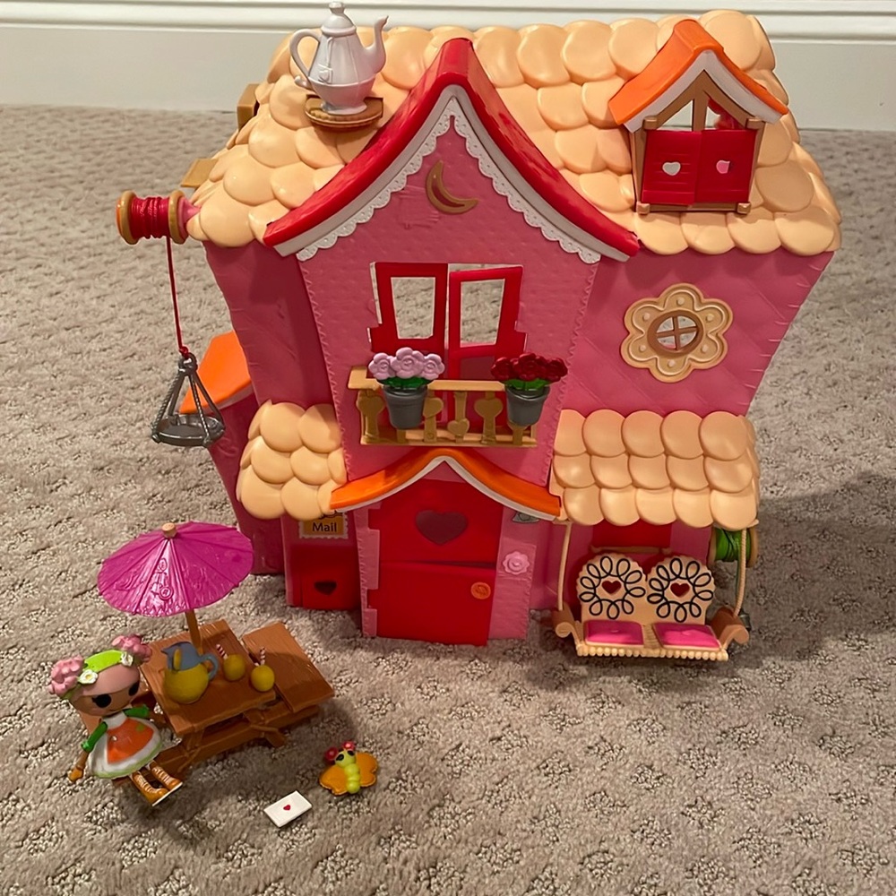 Lalaloopsy Sew Sweet House with blossom and accessories